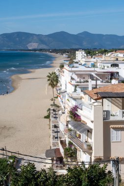 Orta Çağ 'ın küçük turistik kasabası Sperlonga' nın kumsal sahili ve deniz kıyısı, Latin, İtalya