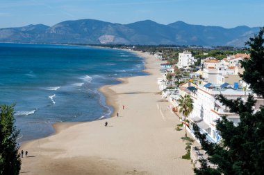 Orta Çağ 'ın küçük turistik kasabası Sperlonga' nın kumsal sahili ve deniz kıyısı, Latin, İtalya