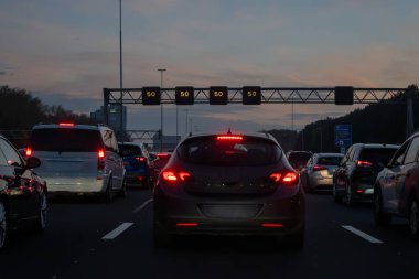 Hollanda 'da karayolu ağı ihlali, Hollanda otoyollarında yüksek kaliteli asfalt üzerinde güvenli sürüş, A2, trafik sıkışıklığı sorunları, yol anlaşmazlığı, çok sayıda araba, yoğun çalışma saatleri