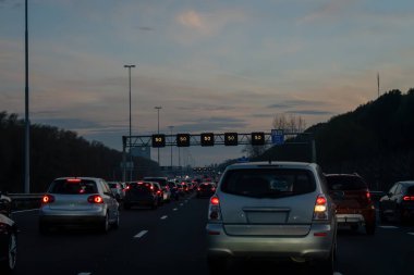 Hollanda 'da karayolu ağı ihlali, Hollanda otoyollarında yüksek kaliteli asfalt üzerinde güvenli sürüş, A2, trafik sıkışıklığı sorunları, yol anlaşmazlığı, çok sayıda araba, yoğun çalışma saatleri