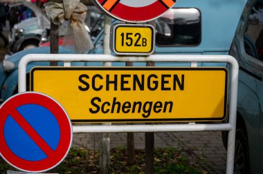 Moselle 'deki Lüksemburg' da küçük bir şarap üretim köyüne giren sınır, Almanya, Fransa ve Lüksemburg 'un üç noktalı sınırlarını, Schengen bölgesi anlaşmasının imzalandığı yeri içeriyor.