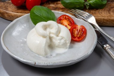 Taze İtalyan peyniri, beyaz burrata topları ya da mozzarella ve kremadan yapılmış burratina peyniri yemek.