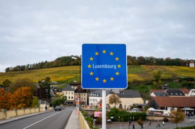 Avrupa 'daki taşımacılık altyapısı, yol işaretleri, yönler, ülke sınırları, otoyoldaki sürücü arabası, Lüksemburg' un mavi sınır işareti, Avrupa Birliği 'nde açık sınırlar