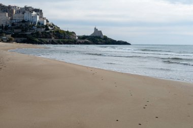 Orta Çağ 'ın küçük turistik kasabası Sperlonga' nın kumsal sahili ve deniz kıyısı, Latin, İtalya