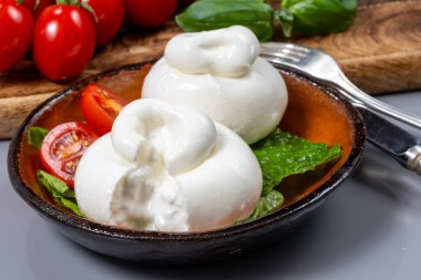 Taze İtalyan peyniri, beyaz burrata topları ya da mozzarella ve kremadan yapılmış burratina peyniri yemek.