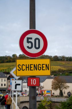 Moselle 'deki Lüksemburg' da küçük bir şarap üretim köyüne giren sınır, Almanya, Fransa ve Lüksemburg 'un üç noktalı sınırlarını, Schengen bölgesi anlaşmasının imzalandığı yeri içeriyor.