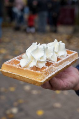 Lezzetli tatlı, Fransız ya da Lüksemburg waffleları ve çırpılmış krema. Sonbaharda açık havada yemek, Schengen, Lüksemburg 'da şarap festivali.