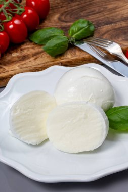 Lezzetli İtalyan yemekleri, taze beyaz bufalo sütü mozzarella yumuşak peynir topları Campania 'dan