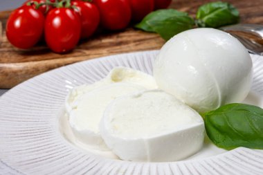 Lezzetli İtalyan yemekleri, taze beyaz bufalo sütü mozzarella yumuşak peynir topları Campania 'dan
