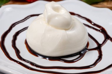 Taze İtalyan peyniri yemek, beyaz burrata topları ya da mozzarella ve kremadan yapılmış burratina peyniri yemek ya da Modena 'dan gelen balzamik krem sirkeyle servis edilen gorgonzola.