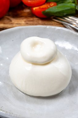 Taze İtalyan peyniri, beyaz burrata topları ya da mozzarella ve kremadan yapılmış burratina peyniri yemek.