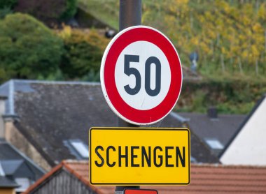 Moselle 'deki Lüksemburg' da küçük bir şarap üretim köyüne giren sınır, Almanya, Fransa ve Lüksemburg 'un üç noktalı sınırlarını, Schengen bölgesi anlaşmasının imzalandığı yeri içeriyor.