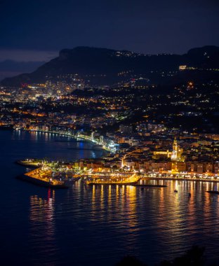 Fransız Rivierası 'nda gece manzarası, Menton' un eski şehir ışıkları ve mavi Akdeniz 'de Fransız-İtalyan sınırı, Monaco, Monte-Carlo, seyahat yeri, panoramik deniz manzarası