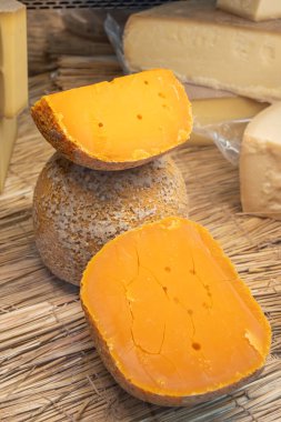 Yerel Fransız peyniri Mimolette parçaları, Lille 'de üretilen özel peynir akarları tarafından yapılan grimsi körfez ile pazarda kapatılıyor.