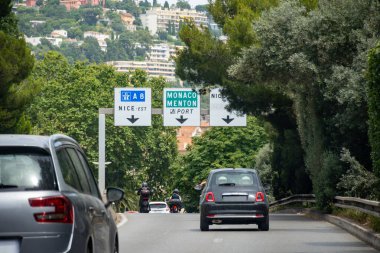 Yaz aylarında Cote d 'azur, Fransız Rivierası, yol işaretleri, Fransa' da turistik yolda trafik sıkışıklığı...