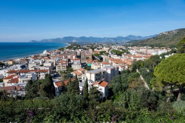 Güneşli bir günde ortaçağ küçük turistik kıyı kasabası Sperlonga ve deniz kıyıları, Latin, İtalya