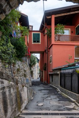 San-Remo yakınlarındaki Ventimiglia, Grimaldi köyündeki Fransız-İtalyan sınırından İtalyan Riviera ve mavi Akdeniz 'e renkli manzara, seyahat yeri, panoramik manzara, evler ve bahçeler