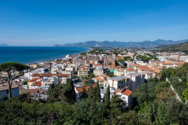 Güneşli bir günde ortaçağ küçük turistik kıyı kasabası Sperlonga ve deniz kıyıları, Latin, İtalya
