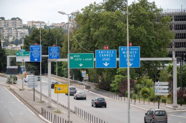 Yaz aylarında Cote d 'azur, Fransız Rivierası, yol işaretleri, Fransa' da turistik yolda trafik sıkışıklığı...