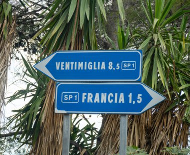 Yaz aylarında Cote d 'azur, Fransız Rivierası, yol işaretleri, Fransa' da turistik yolda trafik sıkışıklığı...