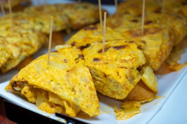 Bask ülkesinin tipik aperatifleri, küçük ekmek parçaları, deniz ürünleri, yumurta, peynir, San-Sebastian veya Bilbao, İspanya 'daki barlarda servis edilen jamon şişleriyle kapatılıyor.