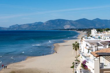 Orta Çağ 'ın küçük turistik kasabası Sperlonga' nın kumsal sahili ve deniz kıyısı, Latin, İtalya