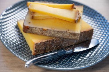 Fransız sarı peynir kontu, çeşitli pastörize edilmemiş inek sütü Prestij, meyveli meyve ve Vieille Reserve yakın plan