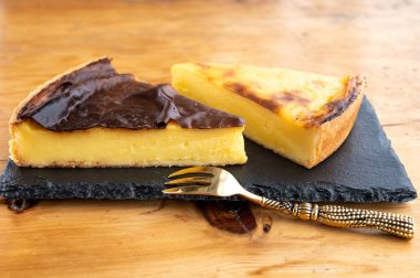 Tatlı tatlı, peynirli kek ya da kremalı turta, yaklaşın.