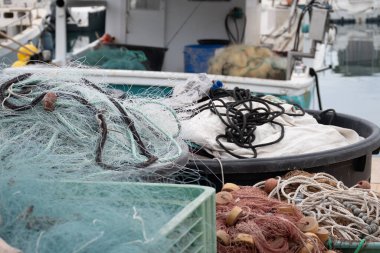 Kıyı kenti Menton, Fransız Rivierası, Fransa 'nın limanında balıkçı tekneleri, çengelleri ve ağları kapanıyor, Akdeniz' de balık tutuyorlar.