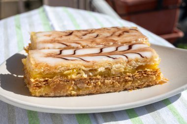 Fransız milföy keki, vanilya ya da muhallebi dilimi, Fransa 'nın Port Grimaud şehrinde servis edilen pasta kremalı Napolyon böreği.