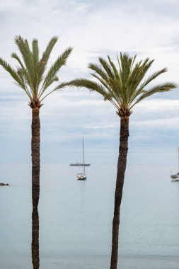 Fransız Riviera 'sında kumsal ve gezinti alanı, Menton eski şehir ve mavi Akdeniz' de Fransız-İtalyan sınırı yakınlarındaki marina, seyahat noktası