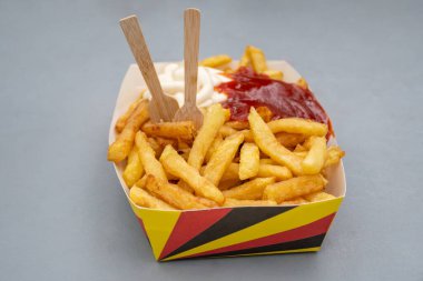 İspanyol Bask Bölgesi 'nde üretilen, San Sebastian ya da Donostia, İspanya' nın eski bölümlerinde tipik bir pinhos barda üretilen, bardaklarda çok az parlayan beyaz şarap.