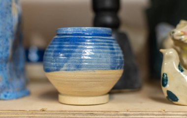 Polonya 'daki sanat seramik atölyesinde yapılan seramik sanat eserleri ve tabelalar