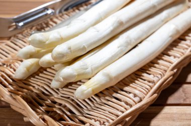 Bahar mevsimi, yeni Hollanda hasadı, Alman, Fransız beyaz kuşkonmazı, çiğ beyaz kuşkonmaz.