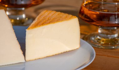 Aziz Paulin kremalı, yumuşak Fransız peyniri. Pastörize inek sütünden yapılmış. Trappist keşişler tarafından hazırlanmış.