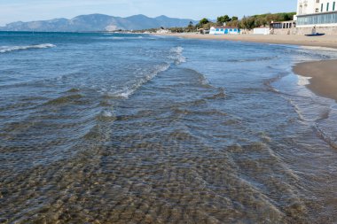 Orta Çağ 'ın küçük turistik kasabası Sperlonga' nın kumsal sahili ve deniz kıyısı, Latin, İtalya