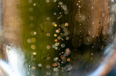 Bir sürü köpüklü Fransız şampanyası, köpüklü altın köpükler, İspanyol kava şarabıyla parti.