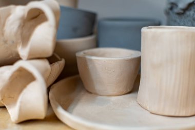 Polonya 'daki sanat seramik atölyesinde yapılan seramik sanat eserleri ve tabelalar