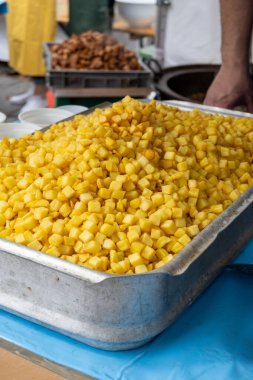 Et için garnitür, markette kızarmış patates, büyük bir tepside öğle yemeği büfesi.