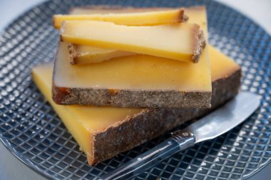 Fransız sarı peynir kontu, çeşitli pastörize edilmemiş inek sütü Prestij, meyveli meyve ve Vieille Reserve yakın plan