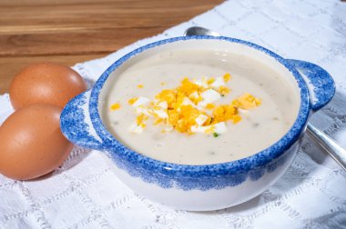 Bahar mevsimi, çiğ beyaz kuşkonmazdan ev yapımı krema çorbası pişmiş yumurta, yeni Hollanda hasadı, Alman beyaz kuşkonmazı.