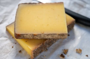 Fransız sarı peynir kontu, çeşitli pastörize edilmemiş inek sütü Prestij, meyveli meyve ve Vieille Reserve yakın plan