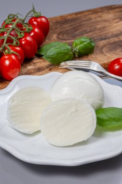 Lezzetli İtalyan yemekleri, taze beyaz bufalo sütü mozzarella yumuşak peynir topları Campania 'dan