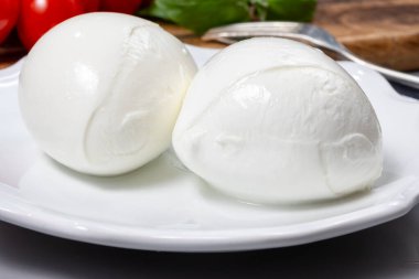 Lezzetli İtalyan yemekleri, taze beyaz bufalo sütü mozzarella yumuşak peynir topları Campania 'dan