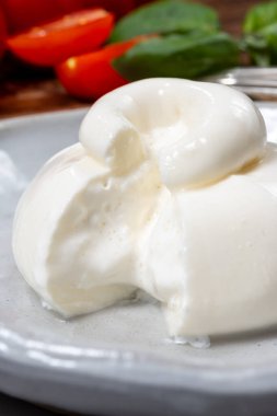 Taze İtalyan peyniri, beyaz burrata topları ya da mozzarella ve kremadan yapılmış burratina peyniri yemek.