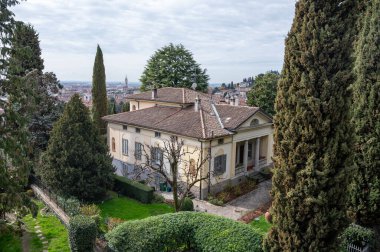 Bergamo şehrinin tarihi kısmı, Bergamo Alta manzarası dar sokaklar, turist beldesi, Kuzey İtalya