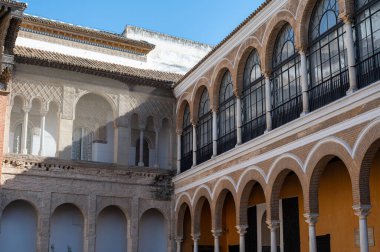 İspanya 'nın eski tarihi Endülüs kasabası Seville' deki saray duvarlarına oyulmuş süs. Evlere, sokaklara, binaların mimari detaylarına bak. Seyahat hedefi.
