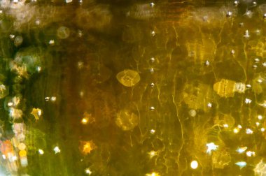 Bir sürü köpüklü Fransız şampanyası, köpüklü altın köpükler, İspanyol kava şarabıyla parti.