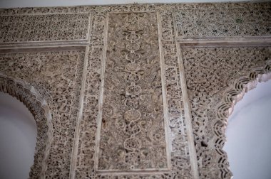 Eski şato, Sevilla ya da Granada, Endülüs, İspanya 'daki süslü renkli ortaçağ duvarları. Arapça mudejar stili süsleme arkaplan duvar kağıdı