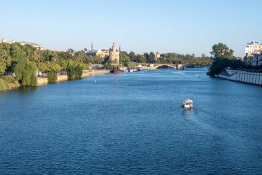 İspanya 'nın eski tarihi Endülüs kasabası Seville' de yürüyorum. Evleri görmek, tekneli kanalları görmek, binaların mimari detaylarını öğrenmek. Seyahat güzergahı. Endülüs 'te yaz.